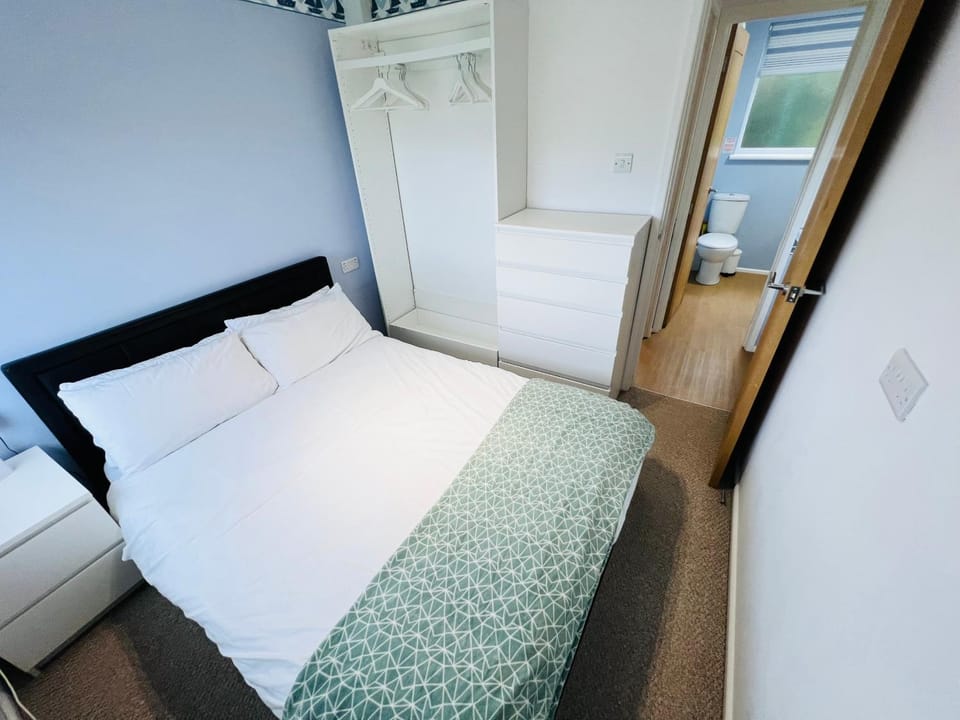 Bed, Photo of the whole room, Bedroom, wardrobe
