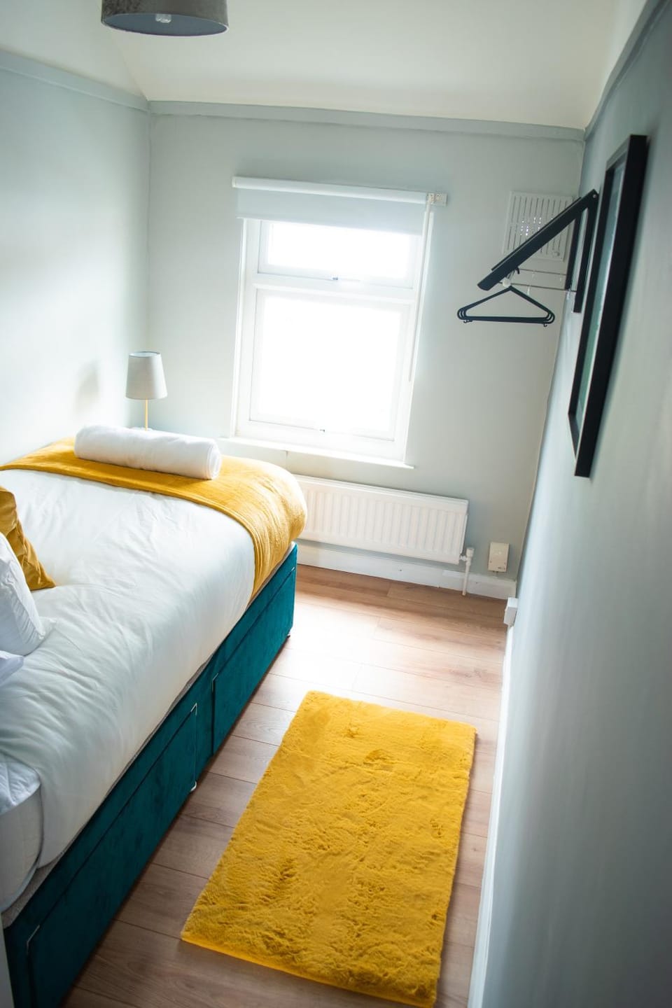 4 Bed Home FREE Parking, Garden House in London Borough of Ealing