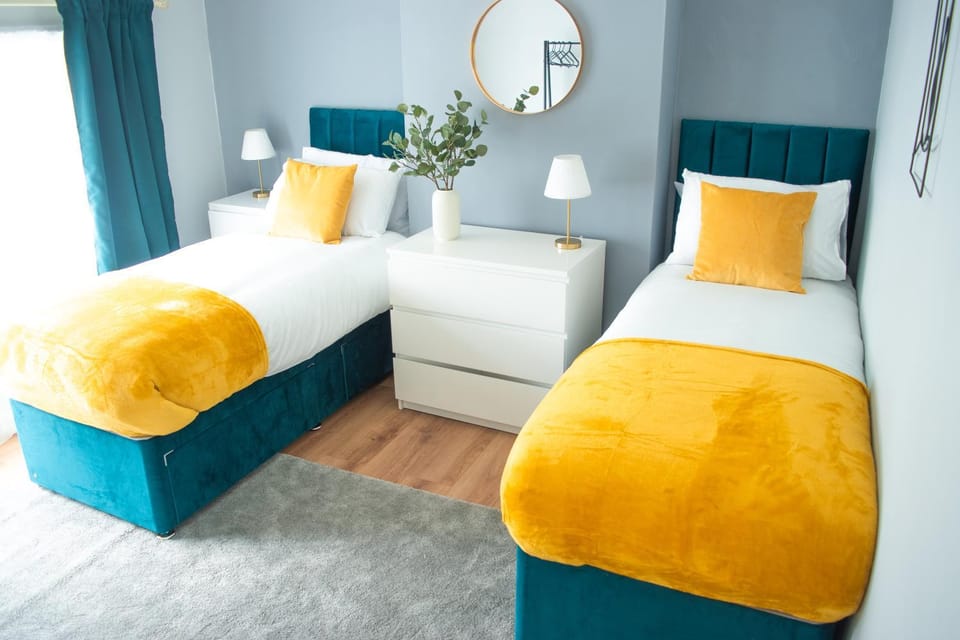 4 Bed Home FREE Parking, Garden House in London Borough of Ealing