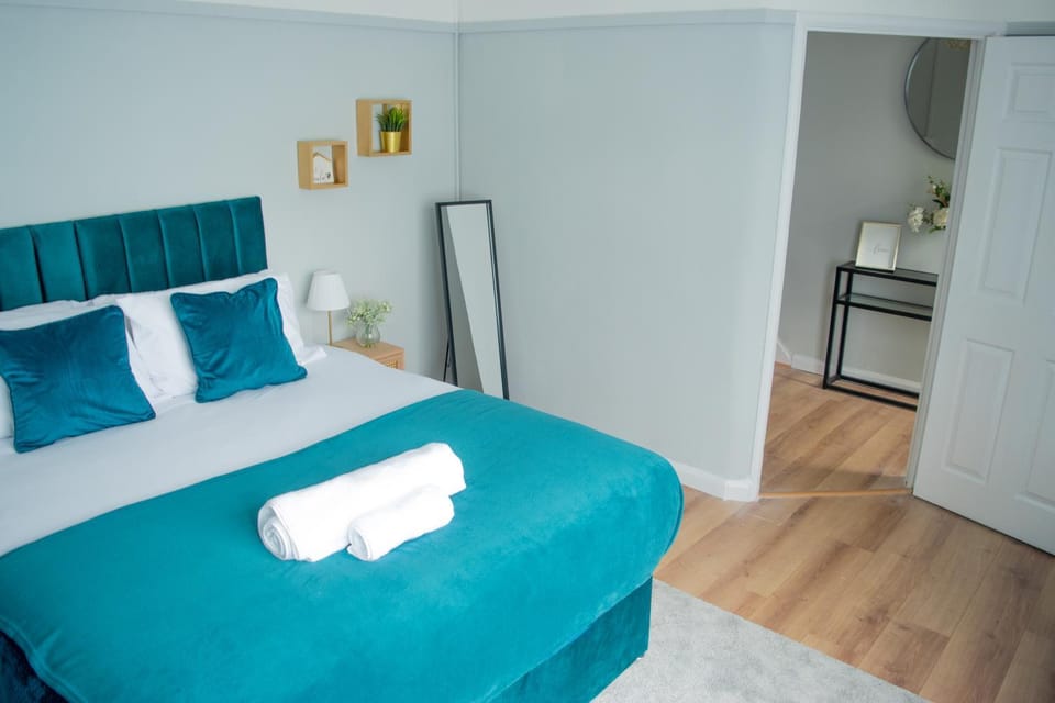 4 Bed Home FREE Parking, Garden House in London Borough of Ealing