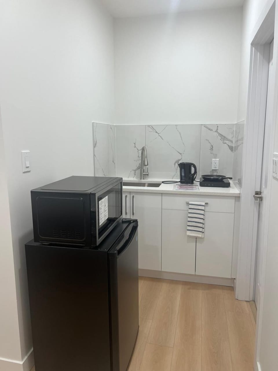 Kitchen or kitchenette, oven, stove