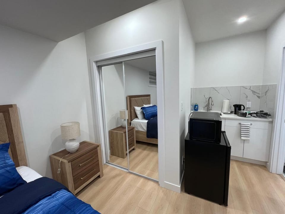Coffee/tea facilities, oven