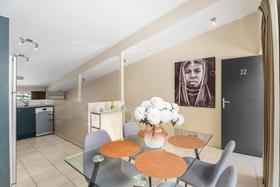 Facade/entrance, Dining area