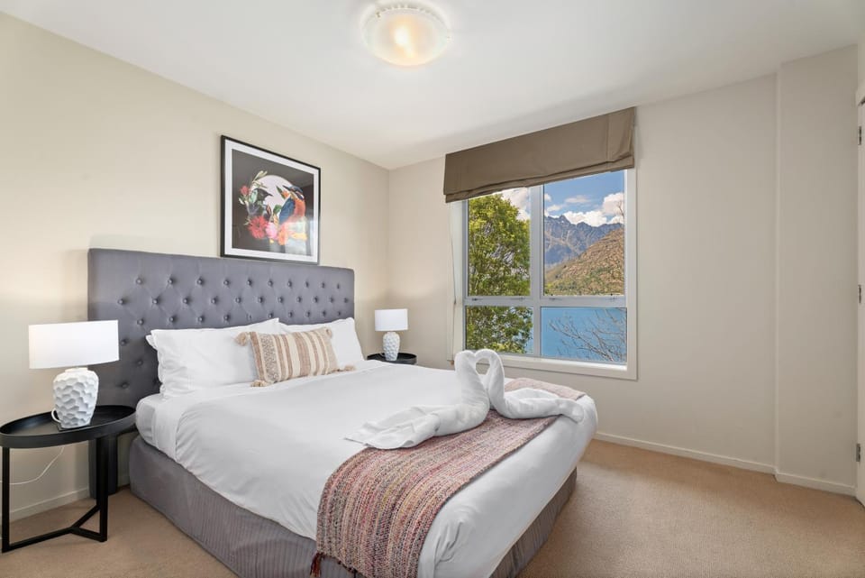 Bed, Bedroom, Lake view, Mountain view