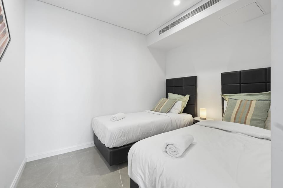 Massive Sky-High Stunning Ocean Views - Pet Friendly - Long Stay Apartment in Surfers Paradise