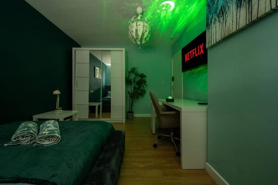 Bed, TV and multimedia, Photo of the whole room, Bedroom