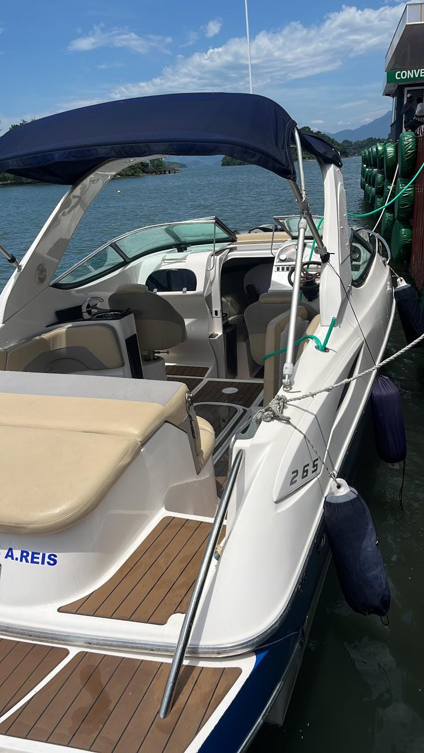Aluguel de barco em Angra dois reis Docked boat in Angra dos Reis