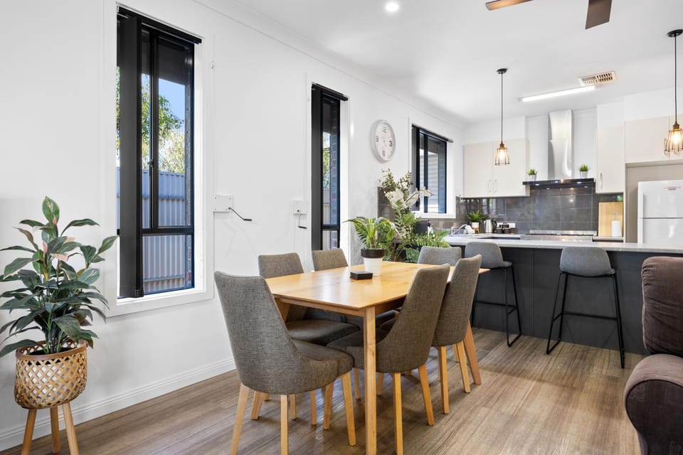Kitchen or kitchenette, Seating area, Dining area