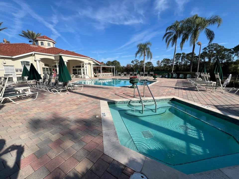 Four Seasons Vacation, heated Pool, 3mile 2 Disney Villa in Four Corners