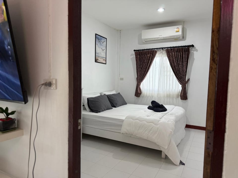 Photo of the whole room, Bedroom