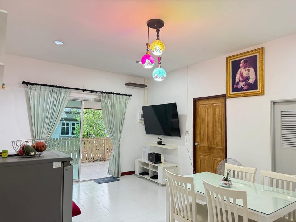 TV and multimedia, Living room, Dining area
