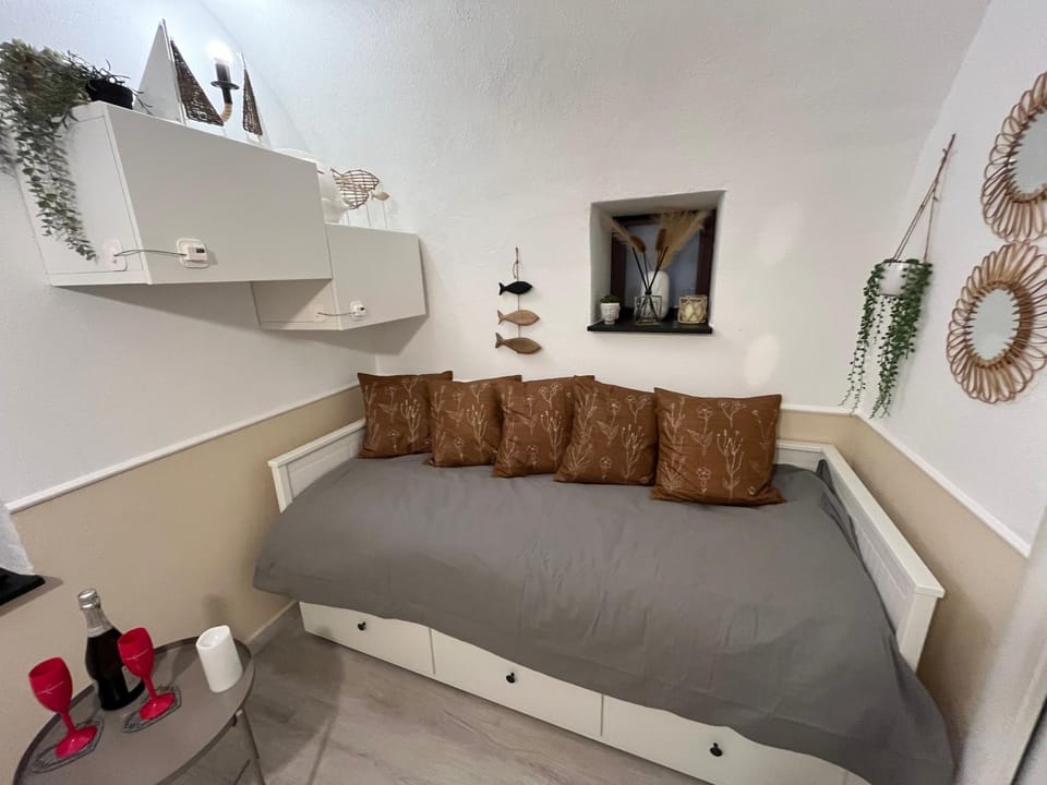 Bed, Living room, Photo of the whole room, Seating area, Bedroom