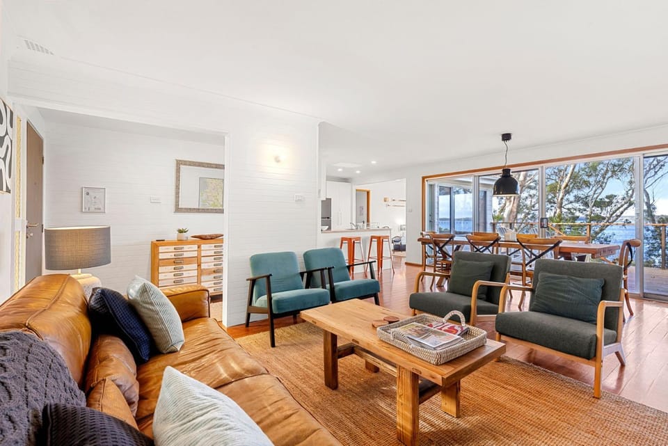 Lake House - Pet Friendly - Waterfront House in Culburra Beach