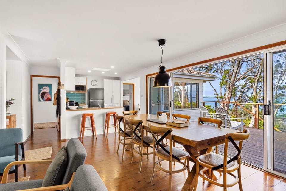 Lake House - Pet Friendly - Waterfront House in Culburra Beach