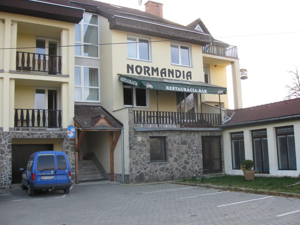 Facade/entrance