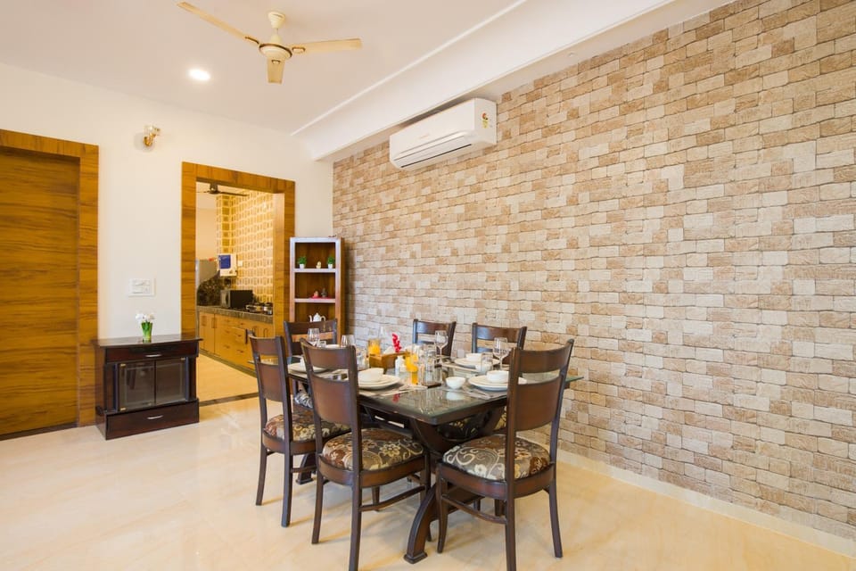 Kitchen or kitchenette, Living room, Seating area, Dining area, Breakfast, air conditioner