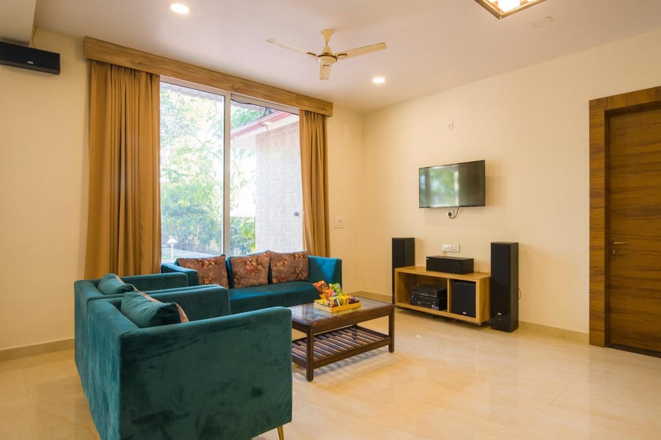Communal lounge/ TV room, TV and multimedia, Living room, Seating area