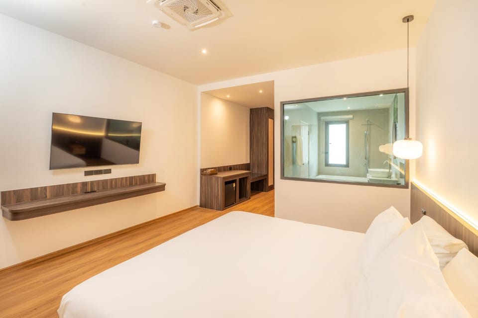 Bed, TV and multimedia, Bedroom