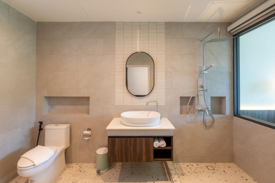 Shower, Toilet, Bathroom, towels
