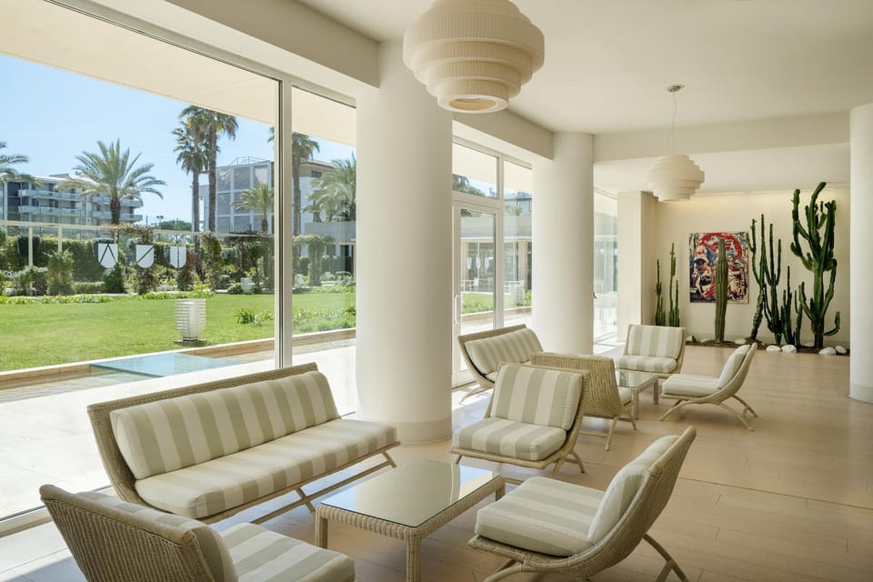 Communal lounge/ TV room