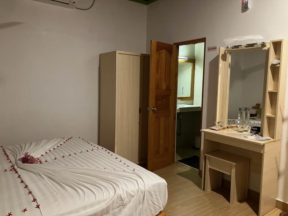 Bed, Photo of the whole room, Bedroom, hair dresser, wardrobe