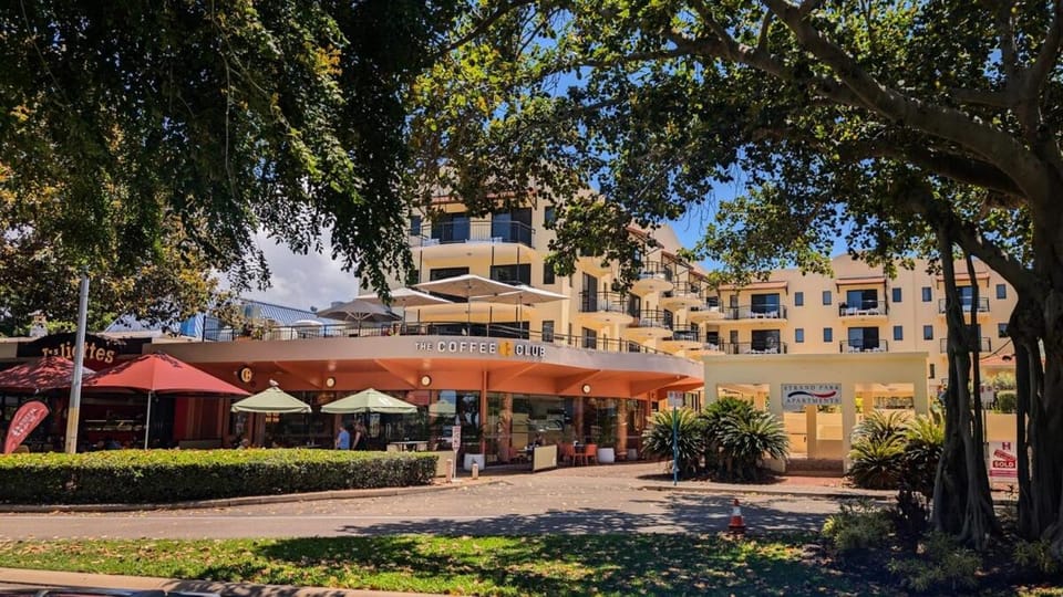 Coastal Comfort - 1 bedroom beachfront apartment Apartment in Townsville