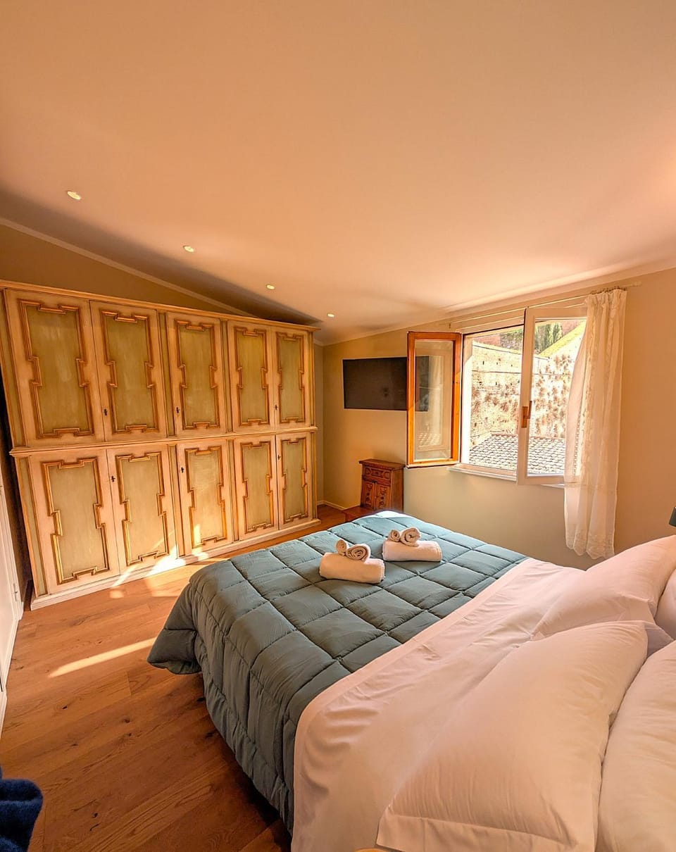 Bed, TV and multimedia, Photo of the whole room, Bedroom, wardrobe