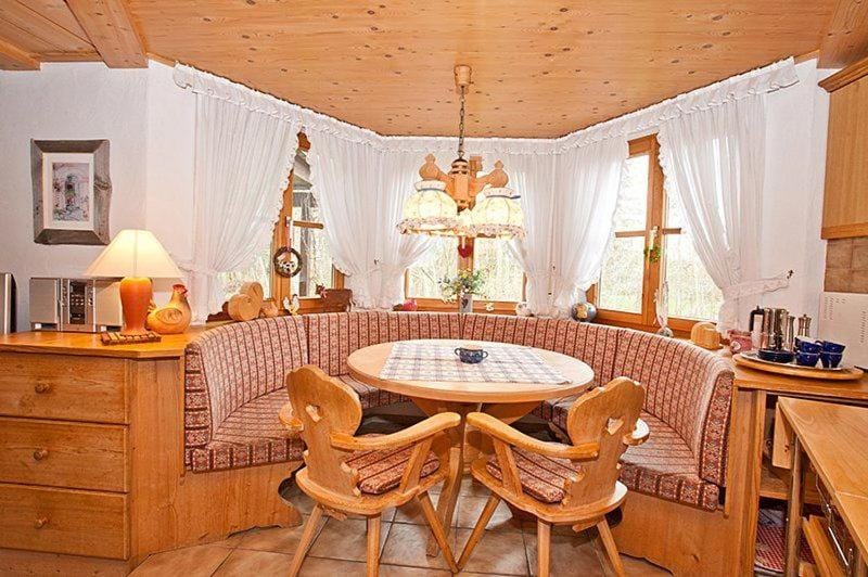 Seating area, Dining area