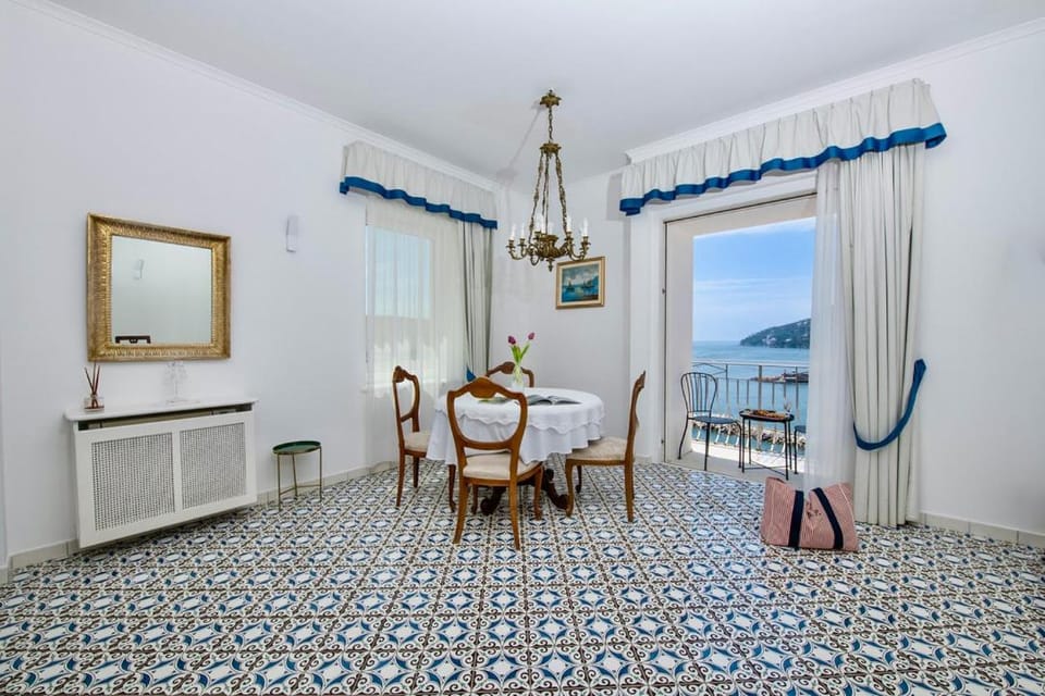 Natural landscape, TV and multimedia, Living room, City view, Sea view