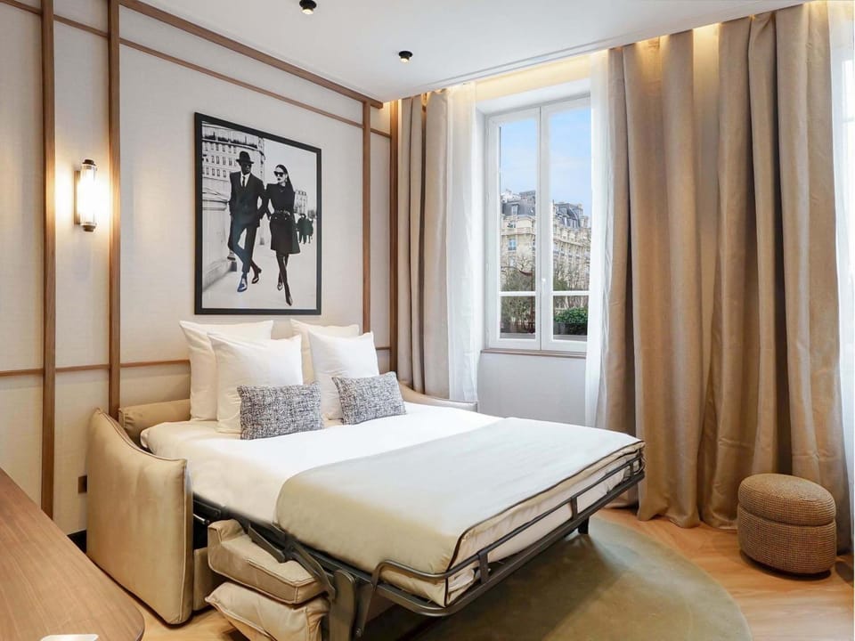Bed, Living room