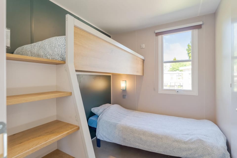 Bedroom, bunk bed