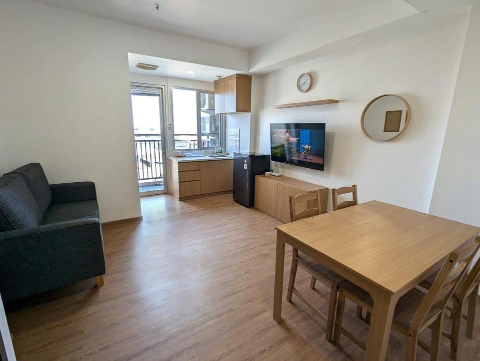 TV and multimedia, Kitchen or kitchenette, Living room, Seating area, Dining area