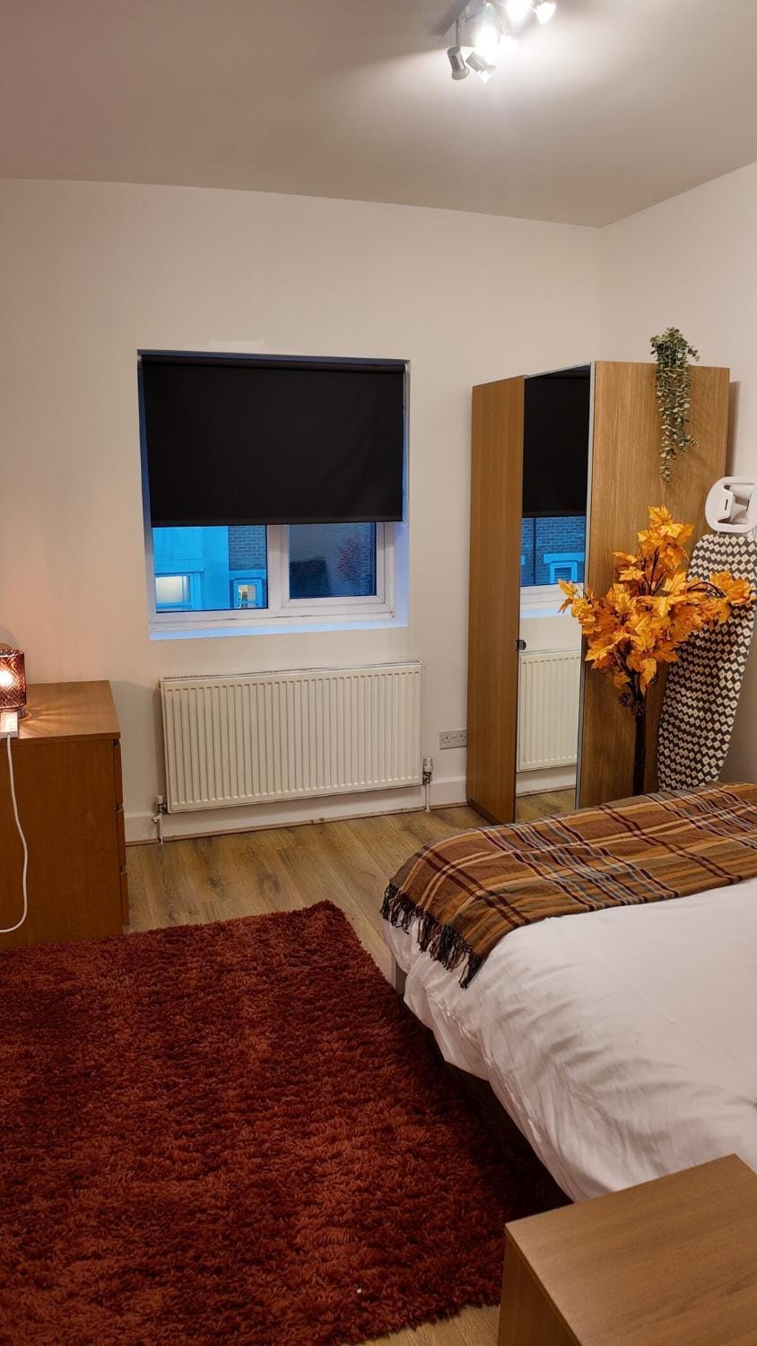 Luxury 4 Bedroom with Patio - 10 min from Westfield HR3 Apartment in London