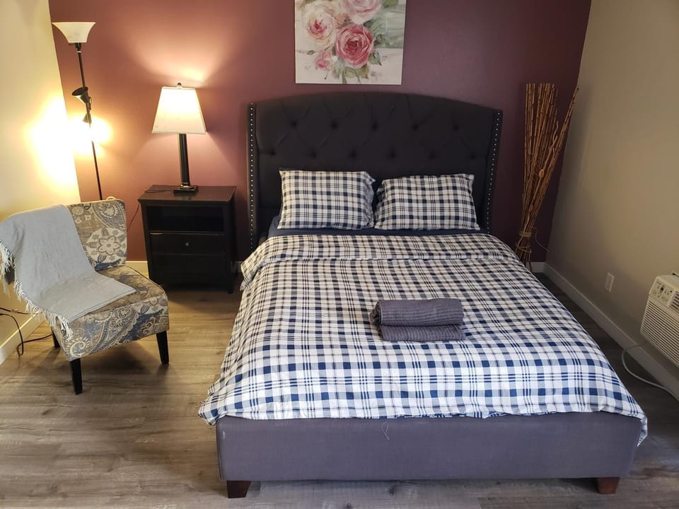 Beverly Hills Suite with Balcony Apartment in Beverly Hills