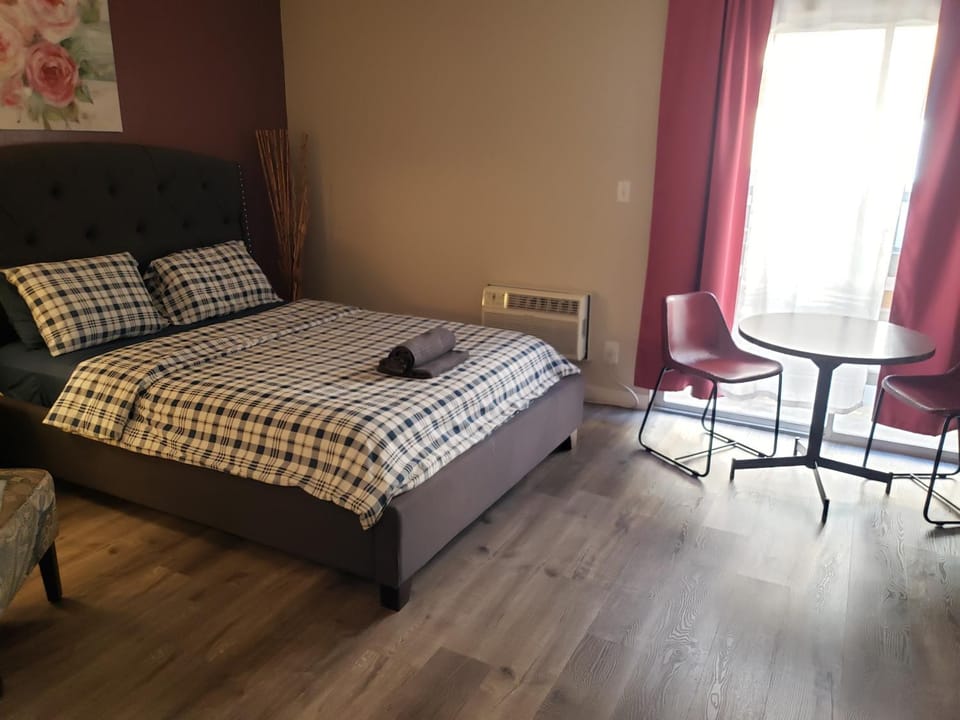 Beverly Hills Suite with Balcony Apartment in Beverly Hills