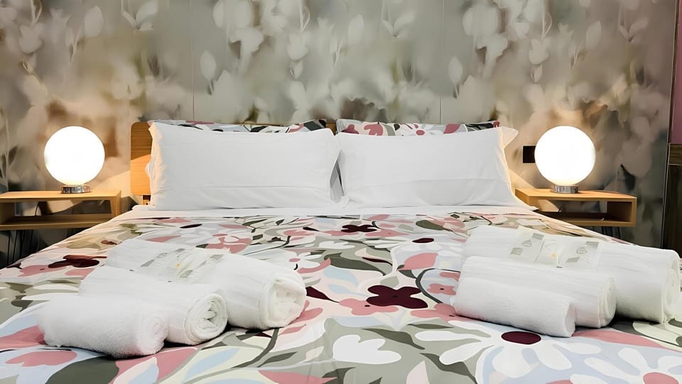 Bed, Photo of the whole room, Bedroom, towels