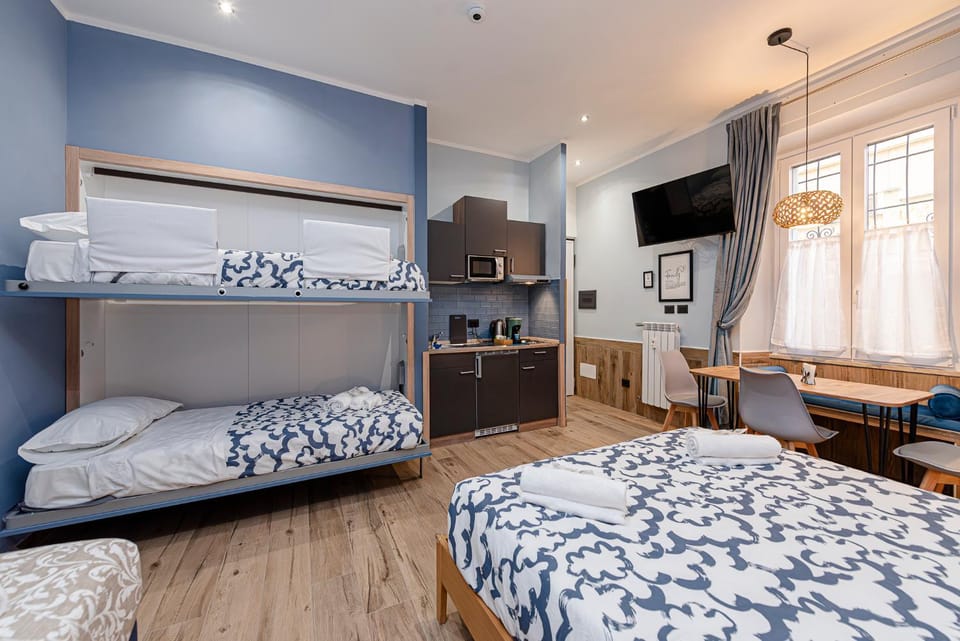 Bed, TV and multimedia, Kitchen or kitchenette, Bedroom, bunk bed
