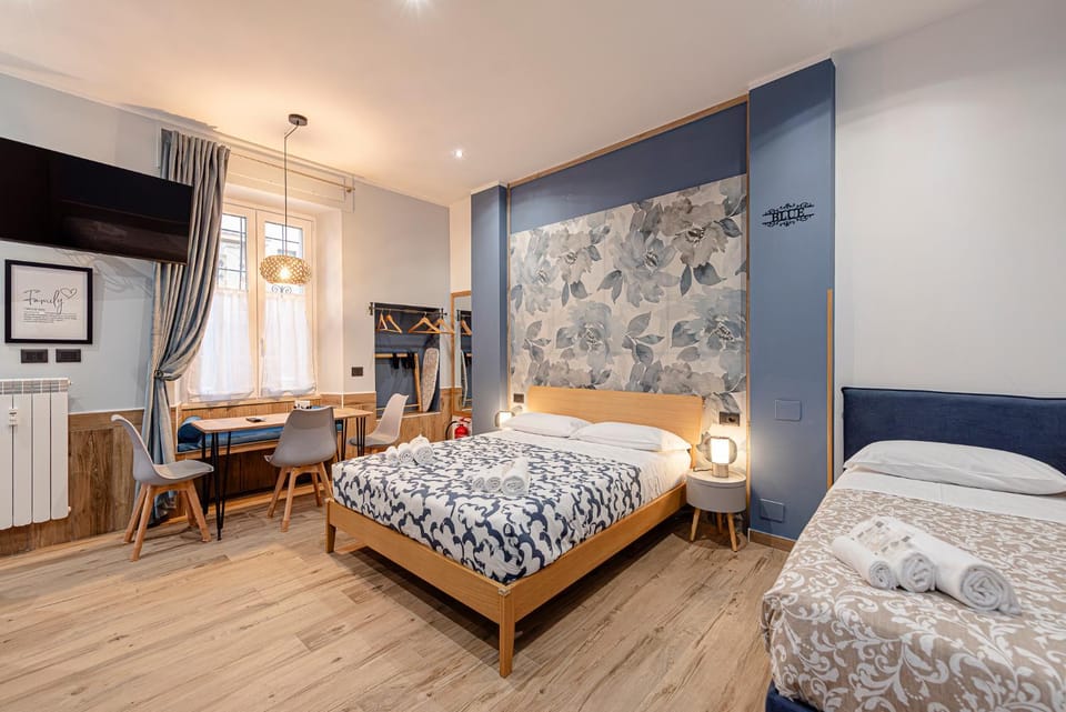Bed, TV and multimedia, Living room, Photo of the whole room, Seating area, Bedroom, locker, towels, towels