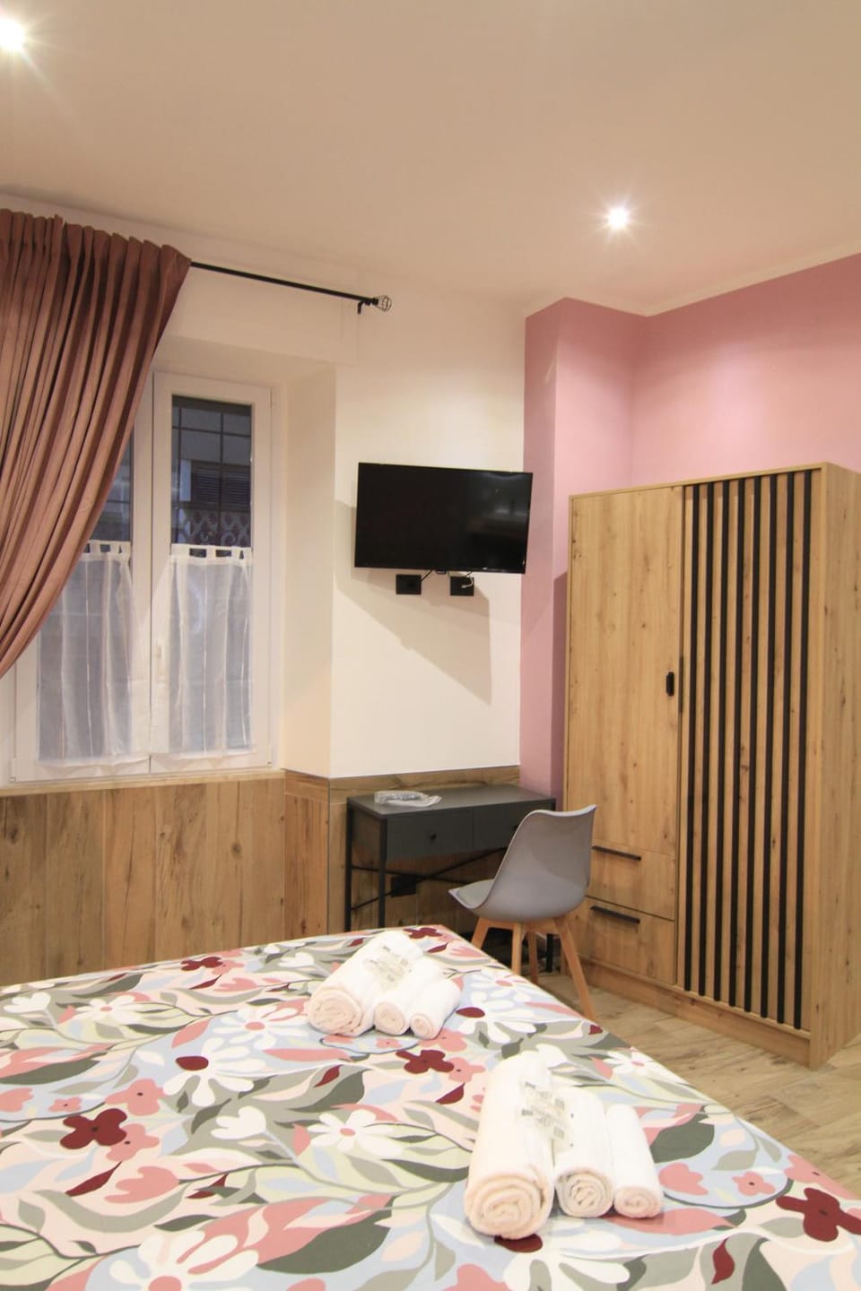Bed, TV and multimedia, Seating area, Bedroom, locker, towels