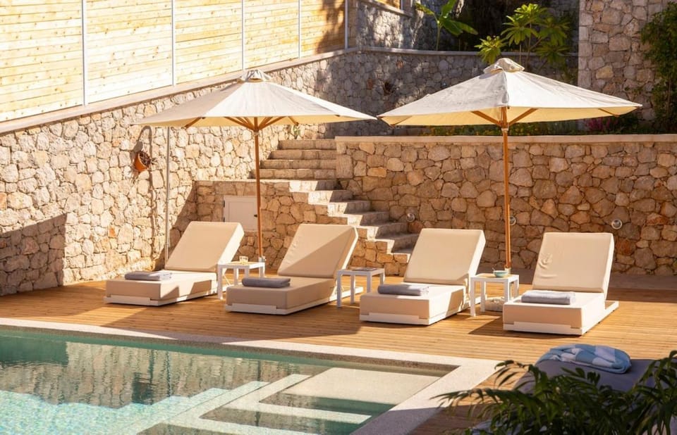 Patio, Day, Swimming pool, sunbed