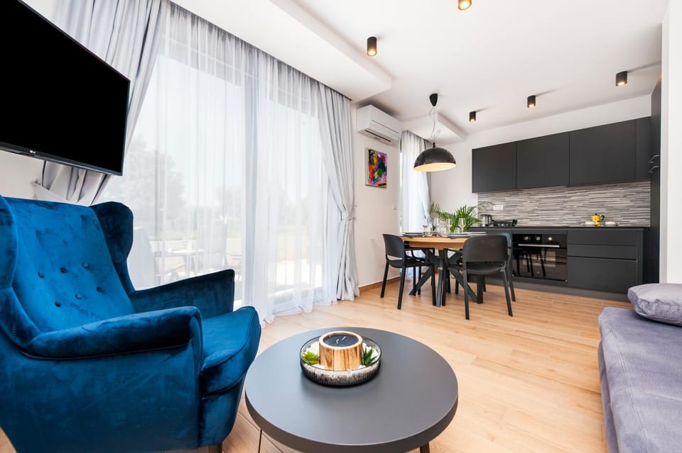 TV and multimedia, Living room, Seating area, Dining area