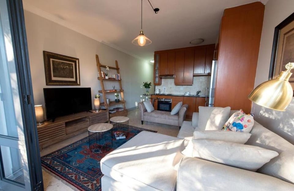 TV and multimedia, Living room, Seating area, Evening entertainment