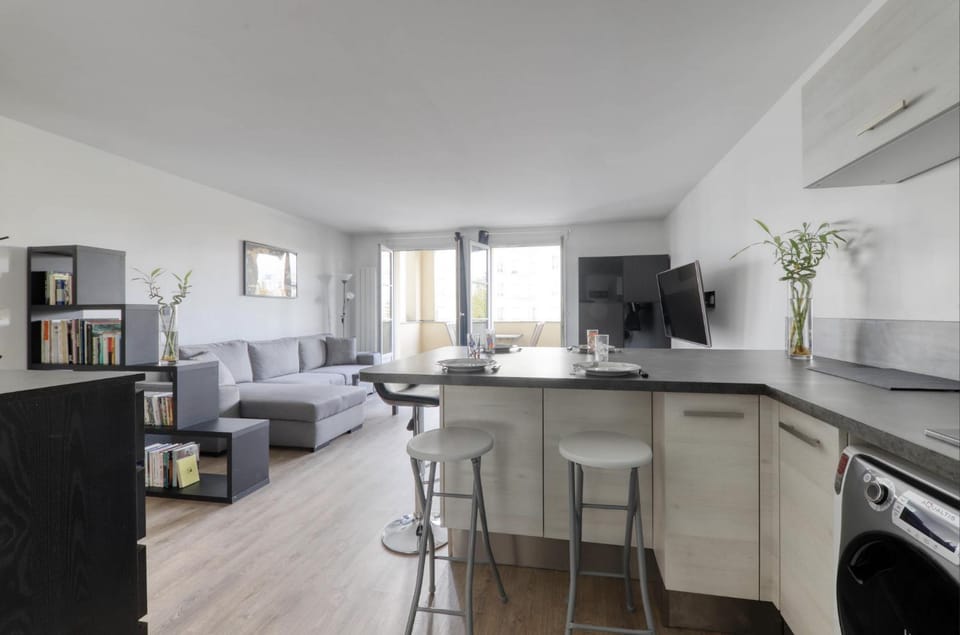 Kitchen or kitchenette, Living room, minibar
