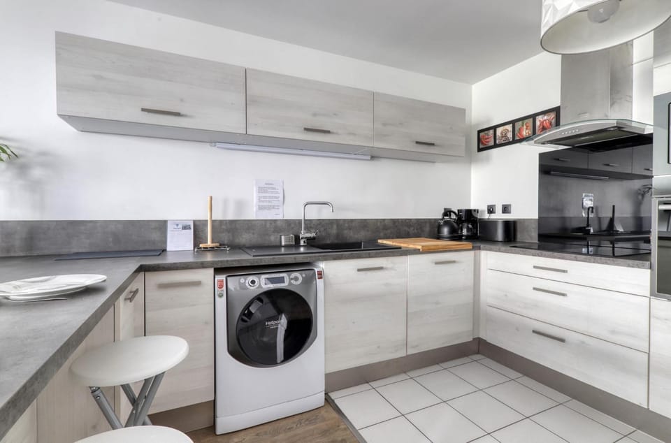 Kitchen or kitchenette, oven, toaster