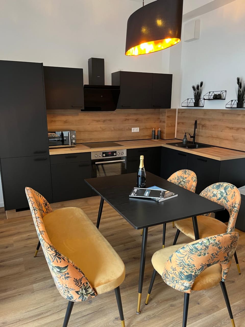 Kitchen or kitchenette, Dining area