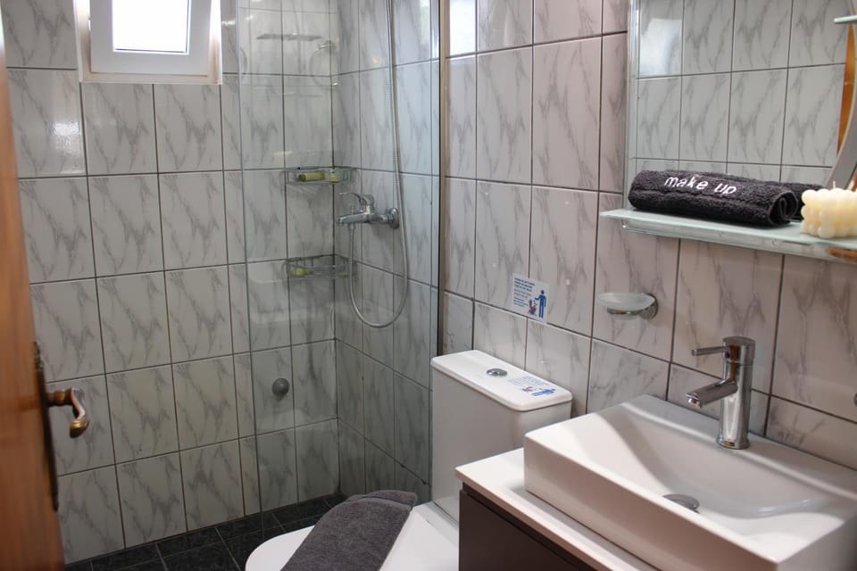Shower, Toilet, Bathroom, towels