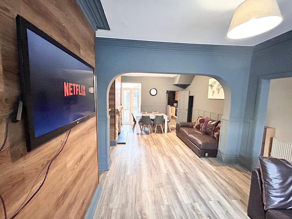 Beautiful 4 bedroom property with 5G WI-FI and smart tv House in Hull