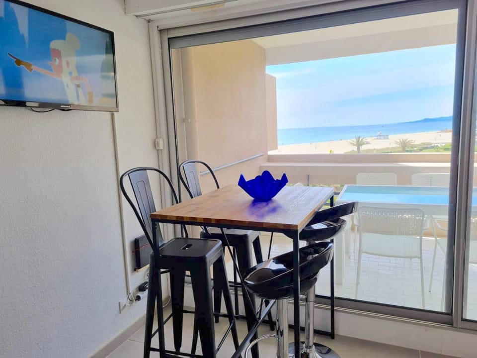 TV and multimedia, View (from property/room), Dining area, Sea view