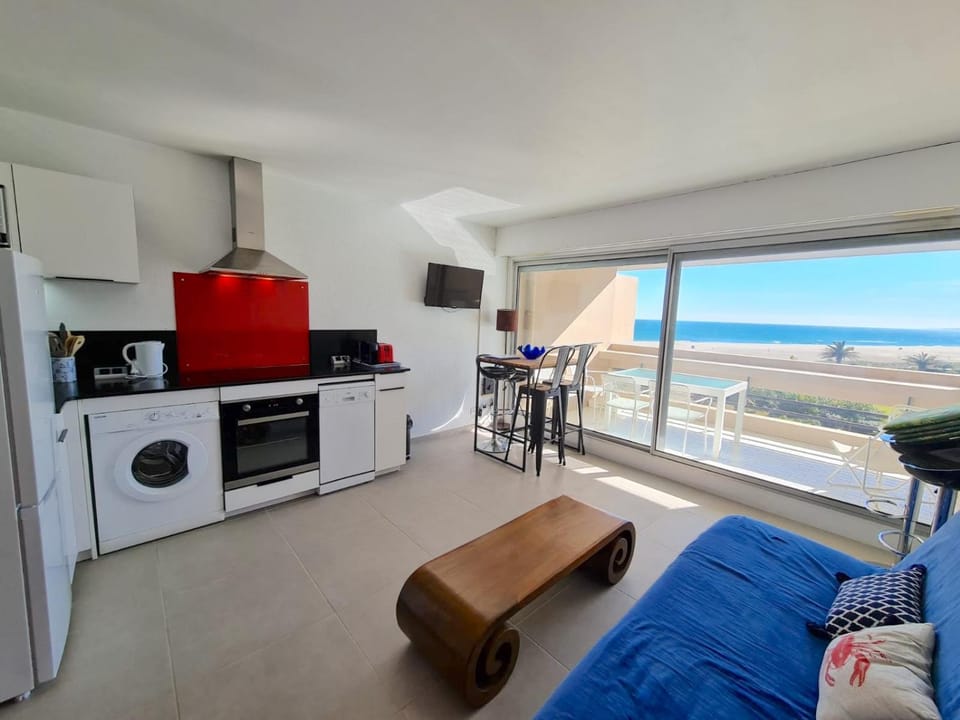 TV and multimedia, Kitchen or kitchenette, Living room, Seating area, Dining area, Sea view, oven, stove, toaster