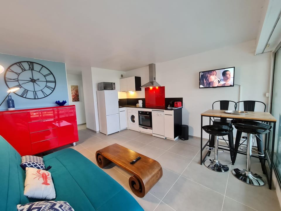TV and multimedia, Kitchen or kitchenette, Living room, Seating area, Dining area, oven
